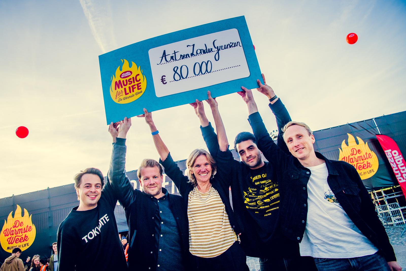 MSF supporters holding an €80,000 Music for Life fundraising cheque